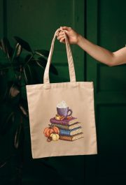 Готова вишивка чашки чаю на книгах у п'яльцях