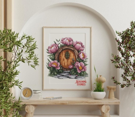 Округлі двері за завісою рожевих і кремових півоній